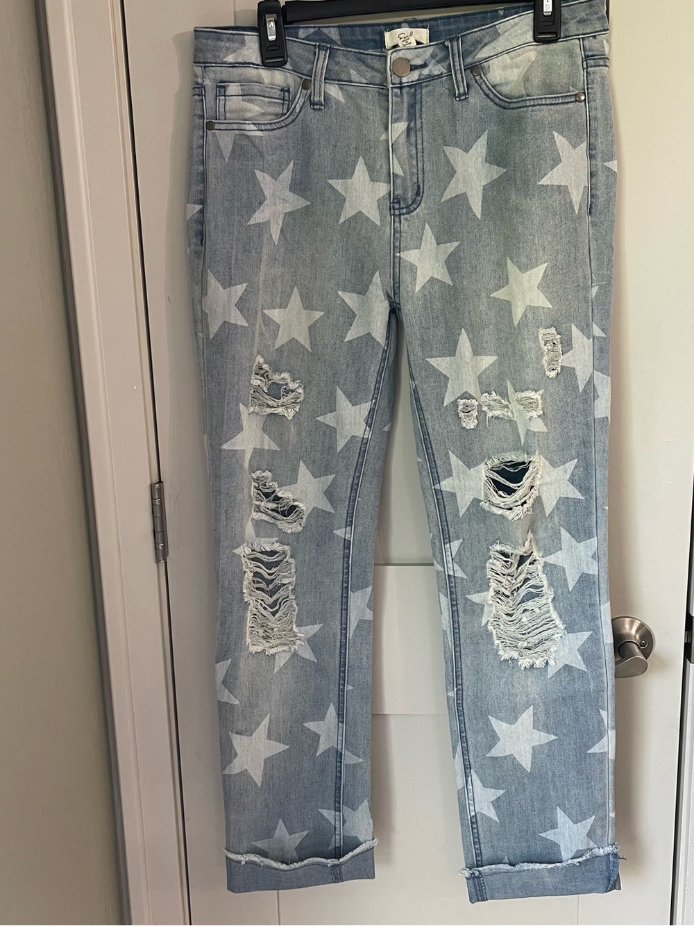 Easel Women’s Star Print Jeans Size Large Cuff Distress High Rise